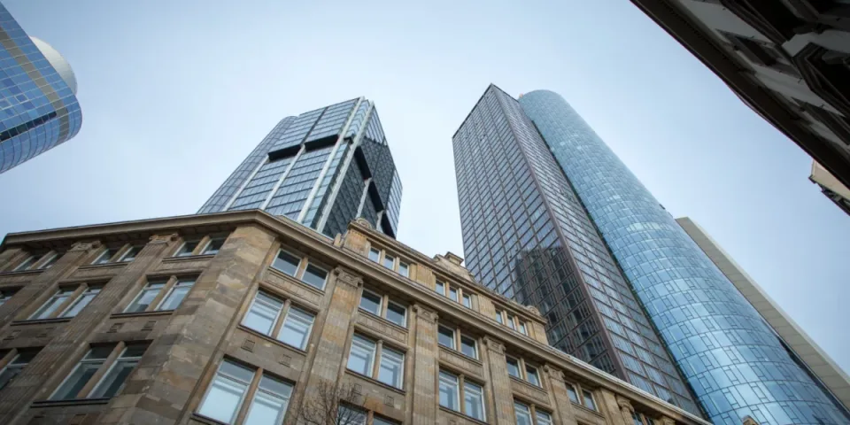 Najlepszy catering dietetyczny: jak wybrać firmę (skład, kalorie, alergeny) + ranking typów diet i 5 pytań do sprawdzenia przed zamówieniem.